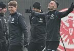 Frankfurts Cheftrainer Oliver Glasner (l) zeigt sich beim Abschlusstraining von Eintracht Frankfurt gut gelaunt. Foto: Arne Dedert/dpa