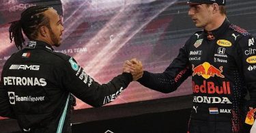 Geht es in der Formel 1 weiter, wie es im Vorjahr endete: WM-Duell Lewis Hamilton (l) gegen Max Verstappen?. Foto: Hasan Bratic/dpa