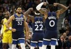 Karl-Anthony Towns (32) von Minnesota jubelt mit Patrick Beverley (22) und D'Angelo Russell (0) während der zweiten Halbzeit des Spiels. Foto: Andy Clayton-King/AP/dpa