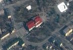 Dieses Satellitenbild soll das Schauspielhaus von Mariupol am Montag den 14. März - wenige Tage vor dem Bombenangriff zeigen. Foto: Uncredited/Maxar Technologies/dpa
