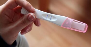 Schon vor dem positiven Schwangerschaftstest sollten Rheuma-Patientinnen abklären, ob sich ihre Medikamente mit ihrer Familienplanung vertragen. Foto: Mascha Brichta/dpa-tmn