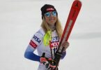 Die US-Amerikanerin Mikaela Shiffrin feiert im Zielbereich. Foto: Alessandro Trovati/AP/dpa