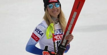 Die US-Amerikanerin Mikaela Shiffrin feiert im Zielbereich. Foto: Alessandro Trovati/AP/dpa