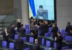 Der ukrainische Präsident Wolodymyr Selenskyj bekommt Applaus von der Bundesregierung. Foto: Michael Kappeler/dpa