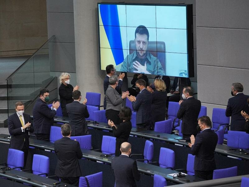 Der ukrainische Präsident Wolodymyr Selenskyj bekommt Applaus von der Bundesregierung. Foto: Michael Kappeler/dpa