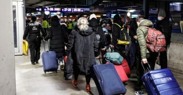 Zahlreiche Flüchtlinge aus der Ukraine gehen nach ihrer Ankunft mit einem Sonderzug mit circa 400 Flüchtlingen aus der Ukraine zur Registrierung am Münchner Hauptbahnhof. Foto: Matthias Balk/dpa