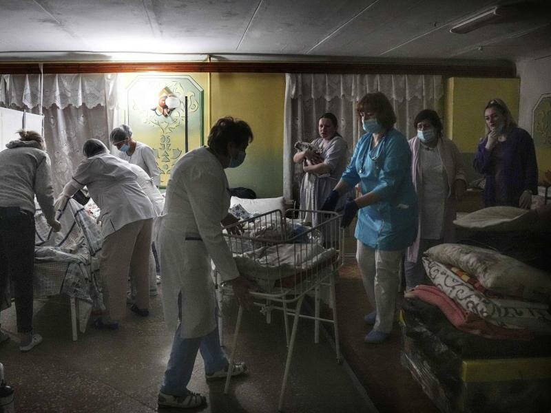 Mariupol ist seit etwas mehr als zwei Wochen von russischen Truppen eingeschlossen. Foto: Evgeniy Maloletka/AP/dpa