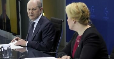 Bundeskanzler Olaf Scholz und Berlins Regierende Bürgermeisterin Franziska Giffey äüßern sich nach der Ministerpräsidentenkonferenz vor der Presse. Foto: Michael Sohn/POOL AP/dpa