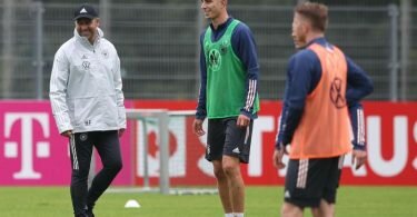 Bundestrainer Hansi Flick (l) und Kai Havertz beim Training. Foto: Tom Weller/dpa