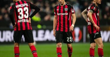 Nach dem Spiel gegen Atalanta Bergamo zeigen sich Leverkusens Piero Hincapie (l-r), Exequiel Palacios und Charles Aranguiz unzufrieden. Foto: Marius Becker/dpa