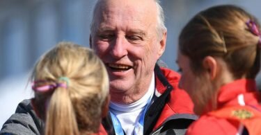 Norwegens König Harald ist leidenschaftlicher Sportfan. Die Sieger der Biathlon-Rennen werden in der Königsloge empfangen. Foto: Hendrik Schmidt/dpa-Zentralbild/dpa