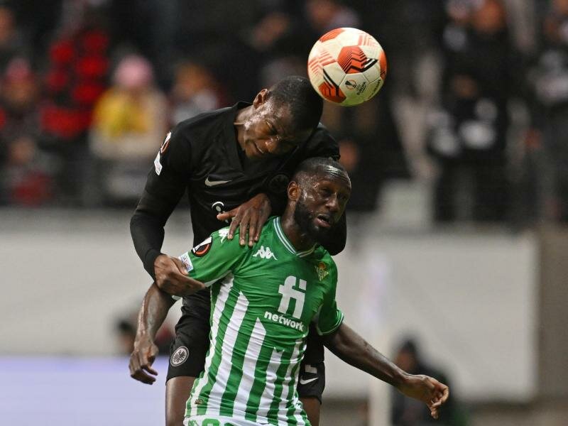 Frankfurts Evan N'Dicka (l) im Kopfballduell mit Sevillas Youssouf Sabaly. Foto: Arne Dedert/dpa