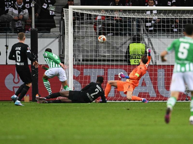 Sevillas Borja Iglesias (2.v.l.) erzielt den Treffer zum 1:0 bei Eintracht Frankfurt. Foto: Arne Dedert/dpa