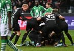 Frankfurts Spieler jubeln über das Tor zum 1:1 in der Verlängerung. Foto: Arne Dedert/dpa