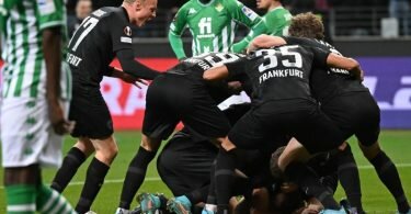 Frankfurts Spieler jubeln über das Tor zum 1:1 in der Verlängerung. Foto: Arne Dedert/dpa