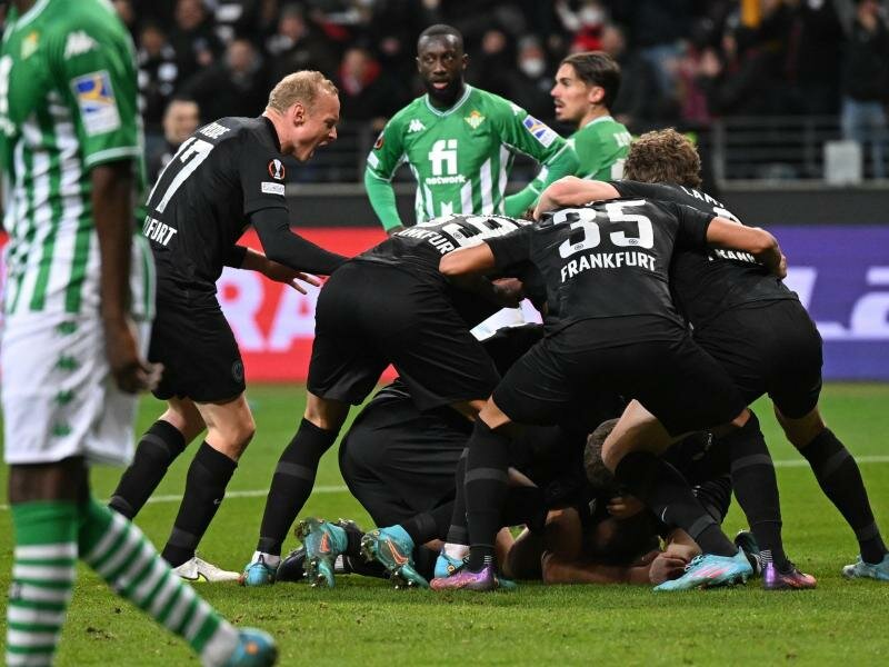 Frankfurts Spieler jubeln über das Tor zum 1:1 in der Verlängerung. Foto: Arne Dedert/dpa