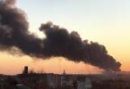 Eine Rauchwolke steigt nach einer Explosion am Flughafen Lwiw gen Himmel. Foto: AP/dpa