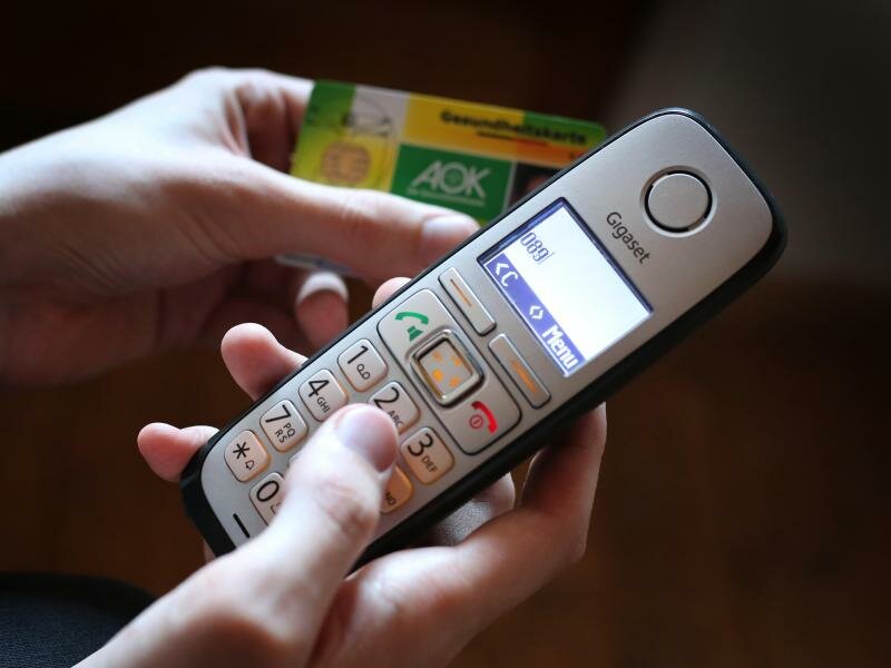 Wer eine Krankschreibung braucht, kann sich diese bei einer Erkältung weiterhin telefonisch ausstellen lassen. Foto: Karl-Josef Hildenbrand/dpa/Illustration