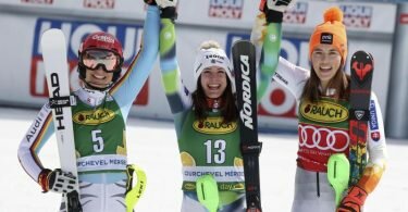 Andreja Slokar (M) siegte beim Slalom in Meribel vor Lena Dürr (l) und Petra Vlhova. Foto: Alessandro Trovati/AP/dpa