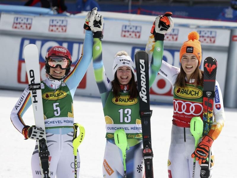 Andreja Slokar (M) siegte beim Slalom in Meribel vor Lena Dürr (l) und Petra Vlhova. Foto: Alessandro Trovati/AP/dpa