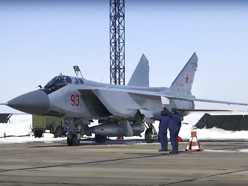 Ein russischer Kampfjet vom Typ MiG-31 bestückt mit der «Kinschal». Foto: Uncredited/Russian Defense Ministry Press Service/AP/dpa