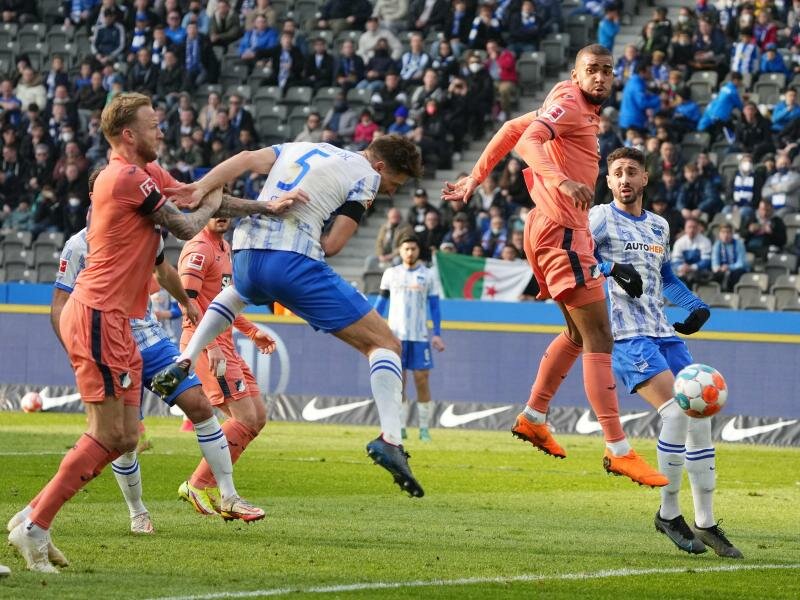 Niklas Stark (M) köpfte Hertha BSC gegen Hoffenheim in Führung. Foto: Soeren Stache/dpa-Zentralbild/dpa