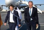Bundeswirtschaftsminister Robert Habeck wird auf dem Flughafen von Doha vom deutschen Botschafter Claudius Fischbach (r) empfangen. Foto: Bernd von Jutrczenka/dpa