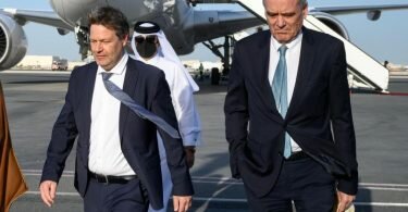 Bundeswirtschaftsminister Robert Habeck wird auf dem Flughafen von Doha vom deutschen Botschafter Claudius Fischbach (r) empfangen. Foto: Bernd von Jutrczenka/dpa