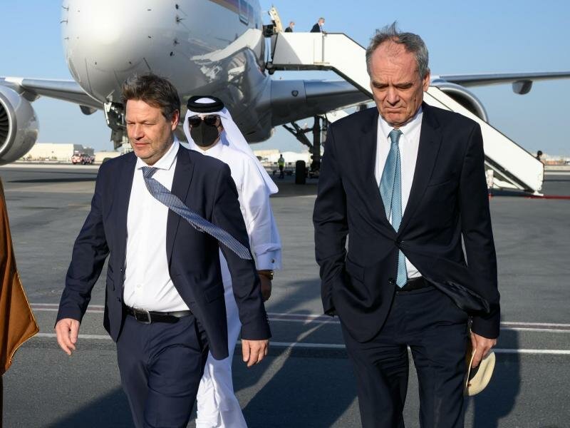 Bundeswirtschaftsminister Robert Habeck wird auf dem Flughafen von Doha vom deutschen Botschafter Claudius Fischbach (r) empfangen. Foto: Bernd von Jutrczenka/dpa