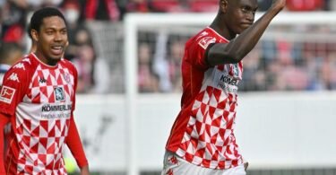 Moussa Niakhate (r) sorgte beim Mainzer Sieg mit seinem Tor für die Vorentscheidung. Foto: Torsten Silz/dpa