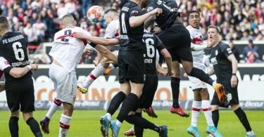 Waldemar Anton (3.v.l.) köpfte zum Stuttgarter 1:1 gegen Augsburg ein. Foto: Tom Weller/dpa
