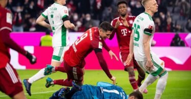 Baute sein Torekonto weiter aus: Robert Lewandowski (M). Foto: Sven Hoppe/dpa