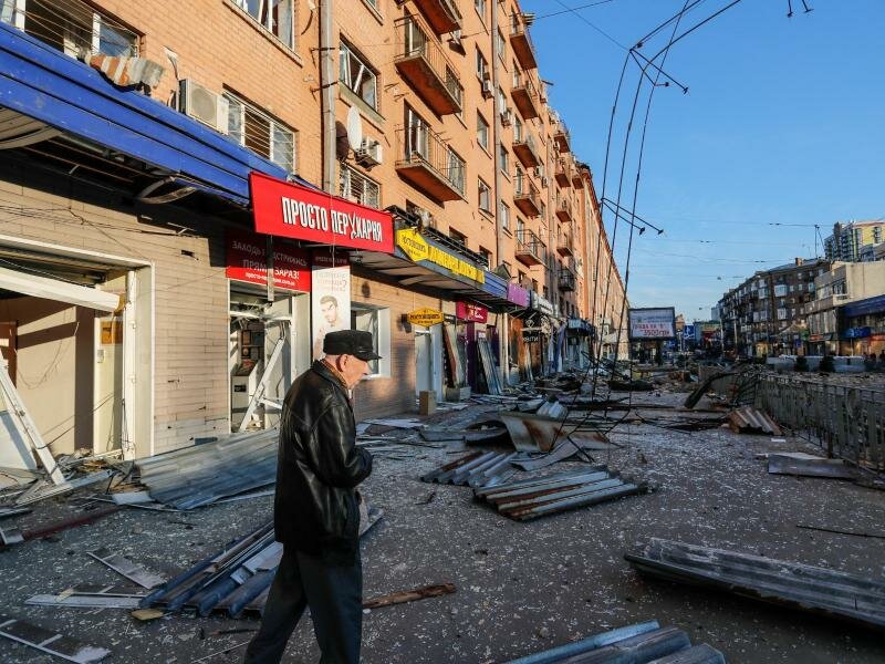 Bei erneuten russischen Angriffen sind in Kiew Zivilisten getötet worden. Hier ein durch Artillerieangriffe beschädigtes Wohnhaus in&nbsp;Hauptstadt. Foto: Daniel Ceng Shou-Yi/ZUMA Press Wire/dpa
