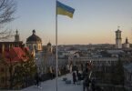 Aussichtspunkt in der westukrainischen Stadt Lwiw. Russland wirft der Ukraine vor, Angriffe auf Diplomaten in Lwiw vorzubereiten. Foto: Bernat Armangue/AP/dpa