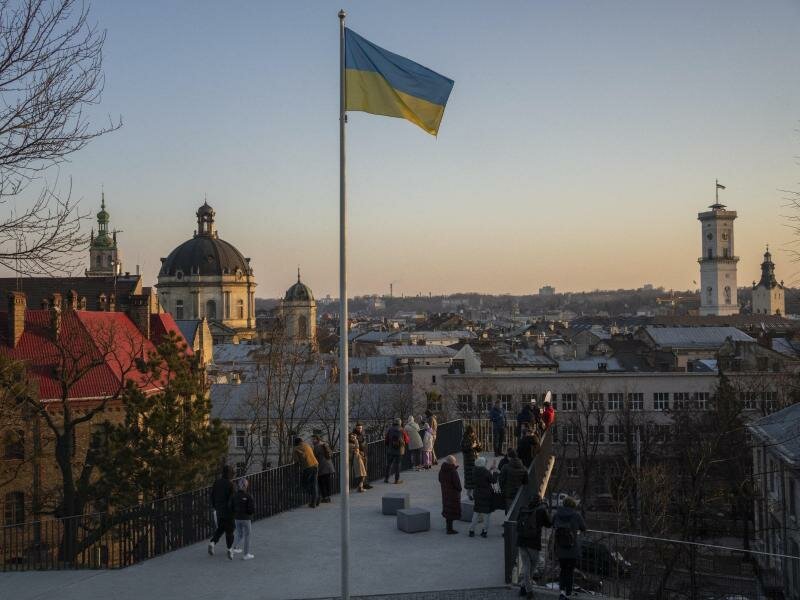 Aussichtspunkt in der westukrainischen Stadt Lwiw. Russland wirft der Ukraine vor, Angriffe auf Diplomaten in Lwiw vorzubereiten. Foto: Bernat Armangue/AP/dpa
