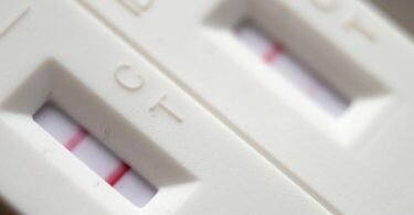 Ein positiver Corona-Schnelltest. Foto: Sebastian Gollnow/dpa