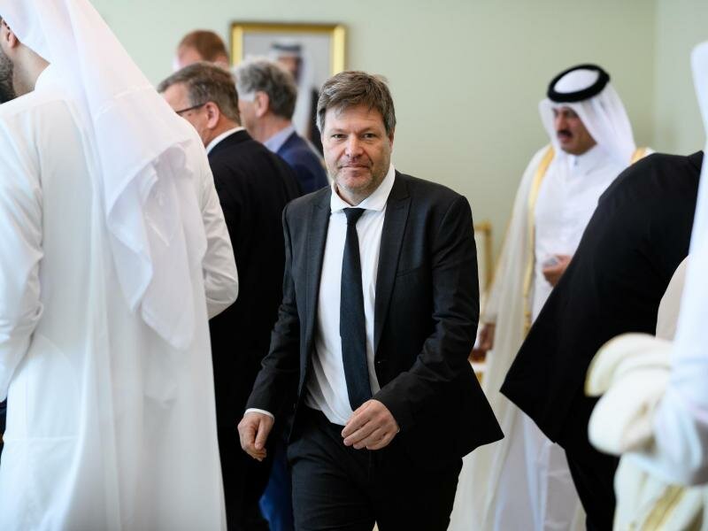 In Katar führt Robert Habeck zahlreiche Gespräche über mögliche Energieimporte. Foto: Bernd von Jutrczenka/dpa