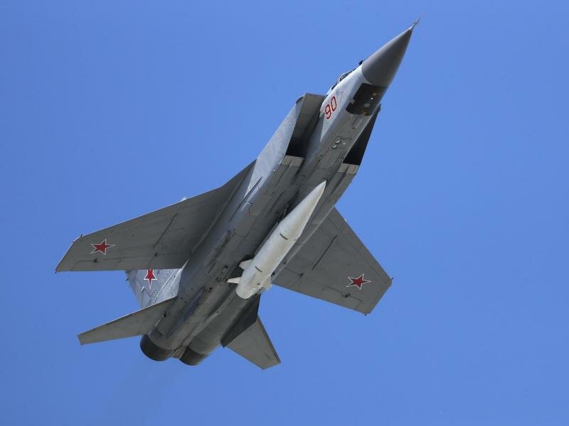 Ein Mikoyan MiG-31 Abfangjäger der russischen Luftwaffe mit einer ballistischen Luft-Boden-Rakete «Kinschal». Foto: Pavel Golovkin/AP/dpa
