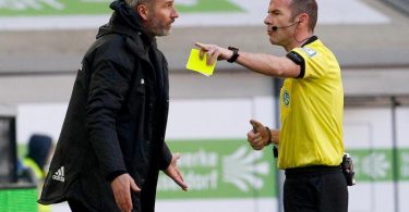HSV-Trainer Tim Walter diskutiert mit Schiedsrichter Marco Fritz. Foto: Roland Weihrauch/dpa