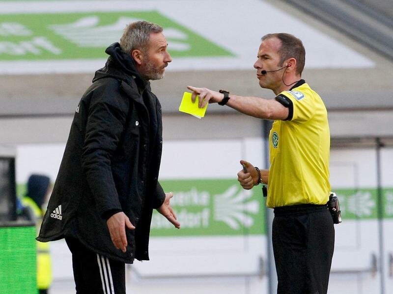 HSV-Trainer Tim Walter diskutiert mit Schiedsrichter Marco Fritz. Foto: Roland Weihrauch/dpa