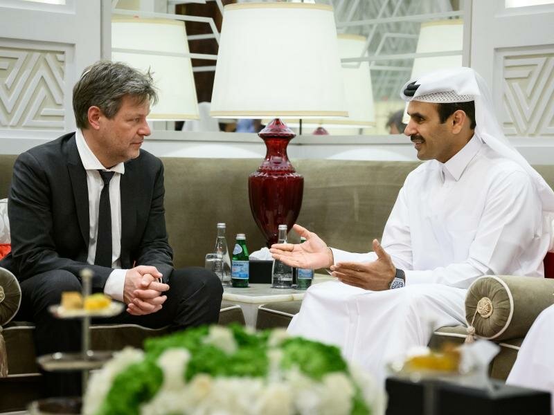 Bundeswirtschaftsminister Robert Habeck im Gespräch mit Saad Scharida al-Kaabi, Energieminister von Katar. Foto: Bernd von Jutrczenka/dpa