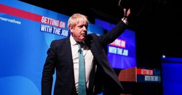 Boris Johnson nach seiner Rede auf dem Frühjahrsforum der Konservativen Partei. Foto: Peter Byrne/PA/dpa