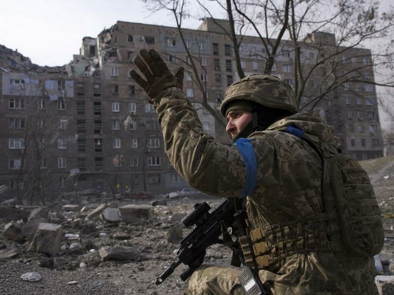 Ein ukrainischer Soldat inmitten von Trümmern. Mariupol ist seit etwas mehr als zwei Wochen von russischen Truppen eingeschlossen. Foto: Mstyslav Chernov/AP/dpa