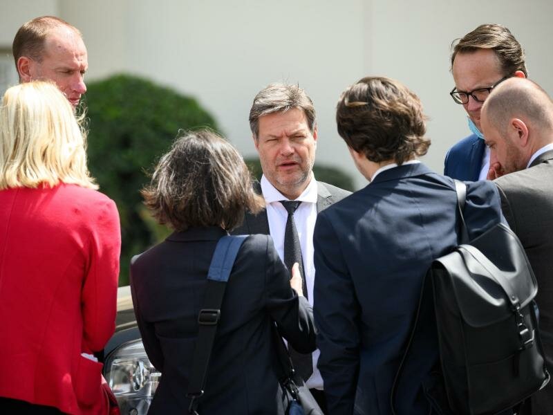 Robert Habeck im Gespräch mit Delegationsteilnehmern. Foto: Bernd von Jutrczenka/dpa