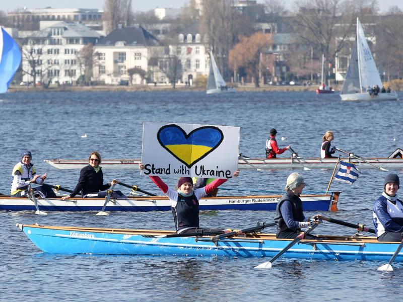 Hamburg: In Booten gegen den Krieg in der Ukraine. Foto: Bodo Marks/dpa