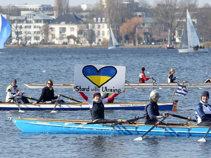 Hamburg: In Booten gegen den Krieg in der Ukraine. Foto: Bodo Marks/dpa