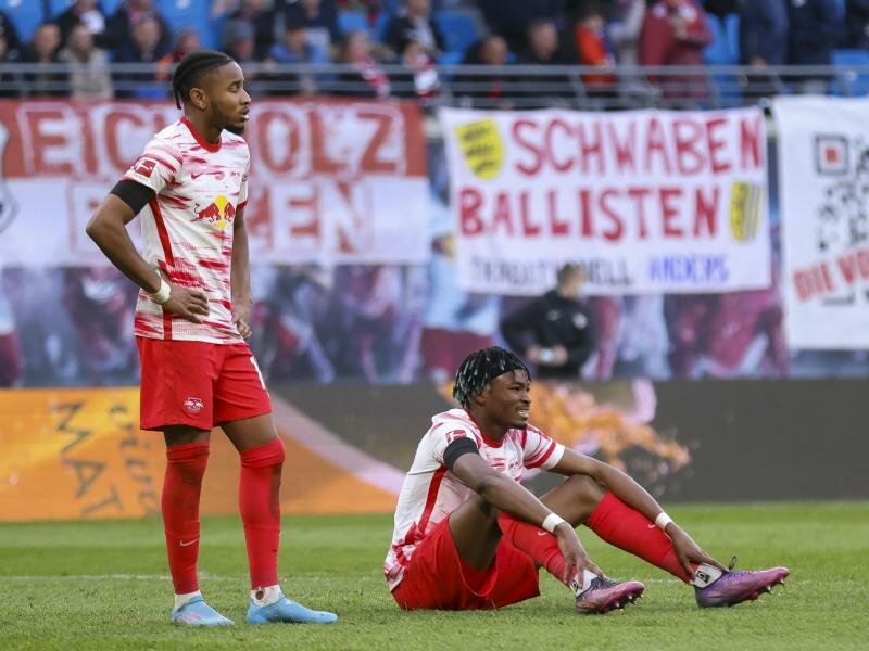 Die Leipziger um Christopher Nkunku (l) und Mohamed Simakan vergaben zu viele Chancen. Foto: Jan Woitas/dpa-Zentralbild/dpa