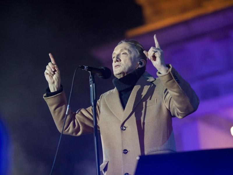 Marius Müller-Westernhagen sang begleitet von Tausenden Stimmen seinen Song «Freiheit». Foto: Christophe Gateau/dpa