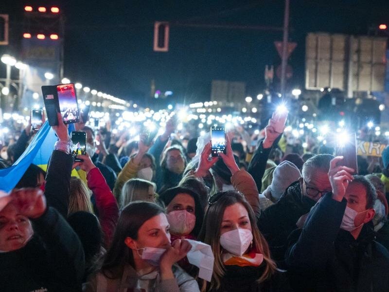 Geschätzt 15.000 Menschen kamen zu der musikalischen Aktion mit rund 50 Auftritten in Berlin. Foto: Christophe Gateau/dpa