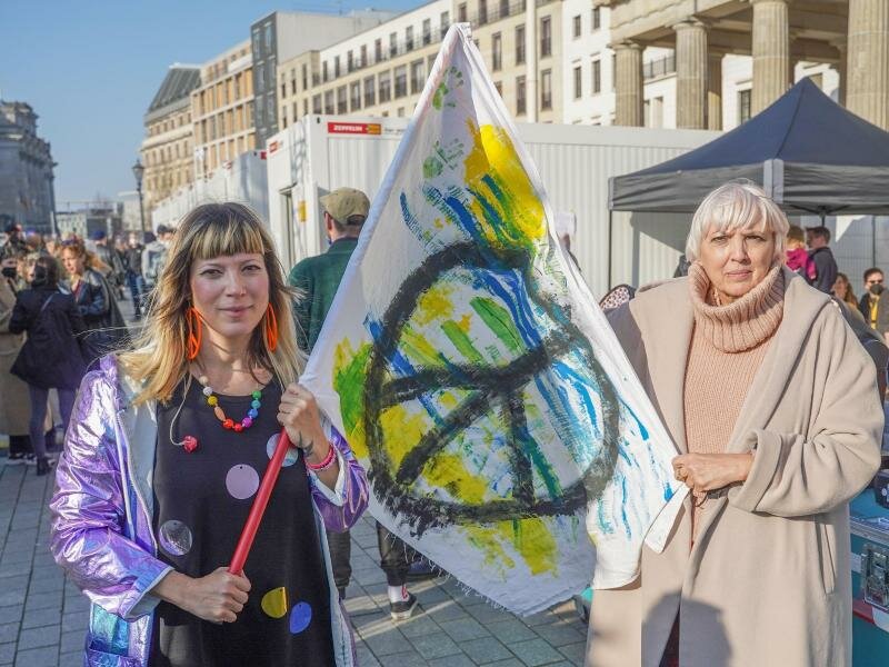 Die Sängerin Mieze Katz (l) von der Band Mia. und Kulturstaatsministerin Claudia Roth posieren für ein Foto. Foto: Joerg Carstensen/dpa